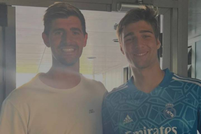 El portero leonés Fran González, a la derecha, junto a Courtois, forma parte del Real Madrid para la gira norteamericana. DL