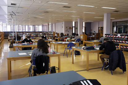 Estudiantes en una biblioteca | MARCIANO PÉREZ