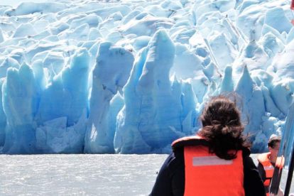 Un turista mientras observa el Glaciar Grey, el 25 de diciembre de 2022 en la Patagonia chilena JAVIER MARTÍN