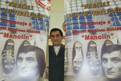 La imagen recoge el día en el que Manolín fue homenajeado por la Cultural en su despedida como utillero del club leonés. DL