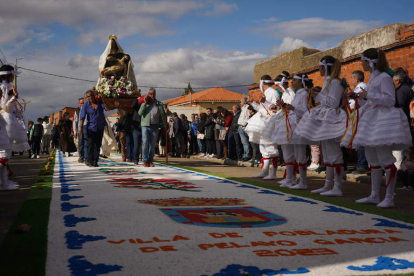 La Virgen sobre la alfombra de piedras de colores al final de la procesión. J. NOTARIO