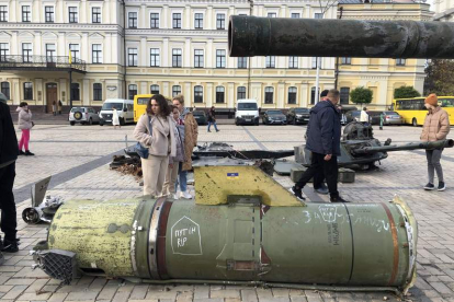 Exhibición de una parte de un misil ruso lanzado contra Kiev. GERVASIO SÁNCHEZ