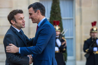 Emmanuel Macron saluda a Pedro Sanchez ayer, en el Palacio del Elíseo. CHRISTOPHE PETIT TESSON