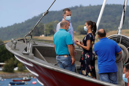 Los reyes Felipe y Letizia visitan las cofradías de pescadores del puerto de Santoña. BALLESTEROS