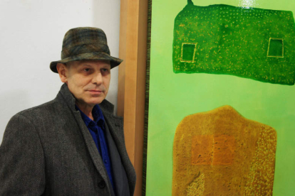 Antón Lamazares, junto a uno de los cuadros que ha llevado hasta la galería leonesa.