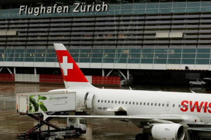 Un avión de la aerolínea Swiss estacionado en el aeropuerto de Zúrich, el 16 de enero.