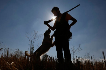 Un cazador, con su perro, en una imagen de archivo. FERNANDO OTERO
