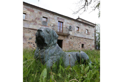 El mastín tallado en bronce que se encuentra en el jardín del palacio de los Quiñones, sede de la Casa del Parque Natural de Babia y Luna. RAMIRO