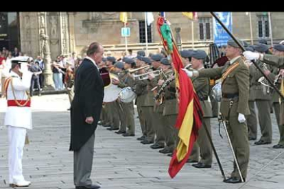 El Rey pasa revista a las tropas en la plaza del Obradoiro.