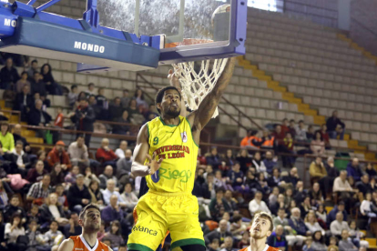 Tolliver anotó 14 puntos para el IRiego Basket León frente al Narón. MARCIANO