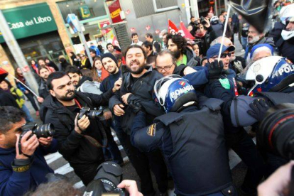 Tensión en el momento de la detención de una persona en la Gran Vía madrileña. Foto: DAVID CASTRO