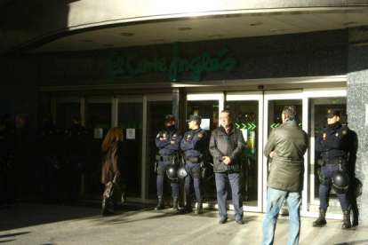 Apertura del Corte Inglés de Sol en Madrid con fuertes medidas de seguridad. Foto: AGUSTÍN CATALÁN