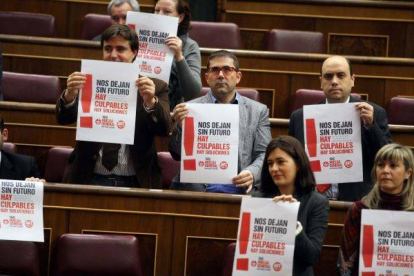 Diputados socialistas sacan en el Pleno carteles a favor de la huelga general. Foto: DAVID CASTRO