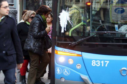 Un autobús con manchas de pintura tiradas por los piquetes a su salida de cocheras, en Madrid. Foto: DAVID CASTRO