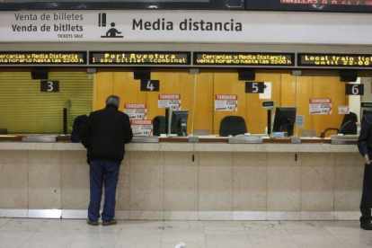 Taquillas cerradas en la estación de Sants en Barcelona. Foto: FERRAN NADEU