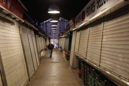 Las persianas permanecen cerradas en el mercado de la boquería en Barcelona. Foto: FERRAN NADEU