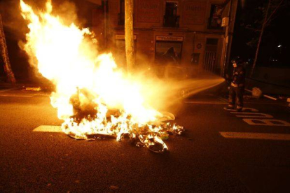 Un contenedor arde en la Ronda Sant Pau, en Barcelona. Foto: FERRAN NADEU