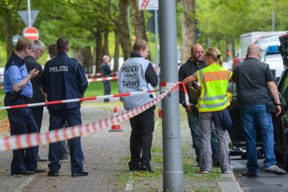 Agentes de policía aseguran el lugar donde ha sido abatido el agresor, este jueves, en Berlín.
