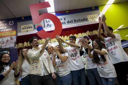 La administración 523, en Moncloa, Madrid, celebra tras haber vendido décimos del 92.023, agraciado con uno de los quintos premios, durante la celebración del sorteo extraordinario de Navidad de la Lotería Nacional, este viernes.  EFE / FERNANDO VILLAR