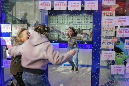 Los propietarios y trabajadores de la administración de lotería Las Arenas de Barcelona, ubicada en el centro comercial del mismo nombre, celebran haber repartido dos series de el Gordo, además de cuatro distintos quintos premios del sorteo de la Loteria de Navidad. EFE / ALEJANDRO GARCÍA