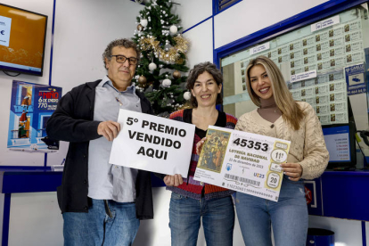Vista de la administración nº 354 en la calle Raimundo Fernández Villaverde de Madrid este viernes, donde se han vendido décimos del número 45.353, agraciado con uno de los quintos premios del sorteo extraordinario de la Lotería de Navidad. EFE