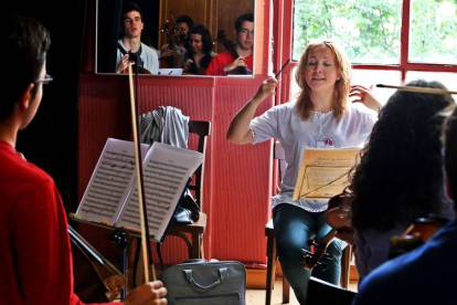 Un momento de los ensayos que está realizando la Joven Orquesta de León en el CHF