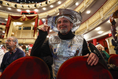 Un hombre disfrazado de Don Quijote asiste en el Teatro Real de Madrid. EFE/  J. J. GUILLÉN