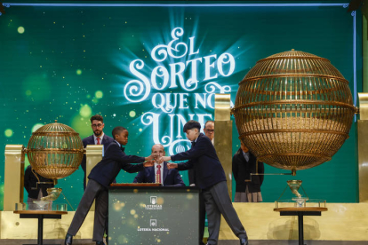Dos niños de San Ildefonso cantan los números y sus correspondientes premios al inicio del sorteo extraordinario de Navidad de la Lotería Nacional este viernes en el Teatro Real de Madrid. EFE/ J. J. GUILLÉN