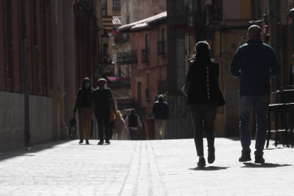 Gente caminando por el casco antiguo de León. FERNANDO OTERO