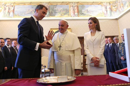 El papa Francisco intercambia regalos con el rey Felipe VI  y la reina Letizia durante una audiencia privada en el Vaticano hoy