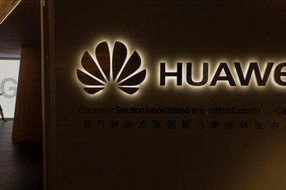 Centro de Huawei en Madrid con carteles de 5G.