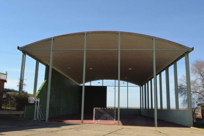 Imagen de la pista polideportiva municipal de Pajares de los Oteros.
