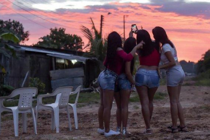 Cuatro prostitutas venezolanas se hacen un selfi en la localidad de Calamar, en Colombia.