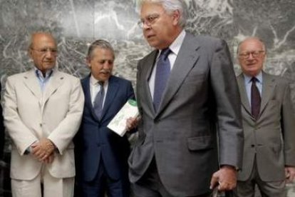 Felipe González y Diego López Garrido participaron ayer en la presentación de un libro.