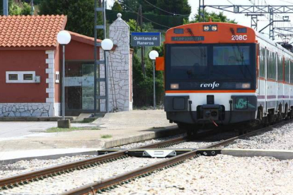 Un tren, a su paso por Quintana Raneros, una de las estaciones que ahora podría cerrarse.