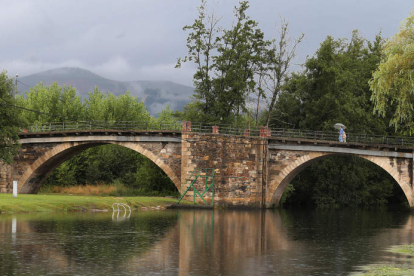 El puente de Cacabelos, en una imagen tomada ayer, contará con un nuevo tablero más ancho para vehículos y peatones.