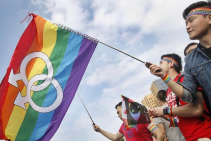 Taiwán será el primer país asiático donde gays y lesbianas puedan casarse. El Tribunal Supremo de la isla ha aclarado este miércoles que las actuales leyes civiles que definen el matrimonio como la unión de un hombre y una mujer son inconstitucionales y q