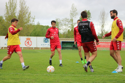 Los jugadores de la Cultural preparan el partido ante el Celta B. CYDL