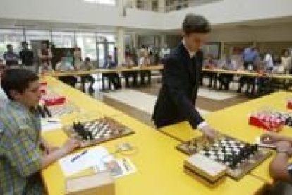 Karjakin cerró los actos de la programación de ayer con unas simultáneas en la Universidad de León