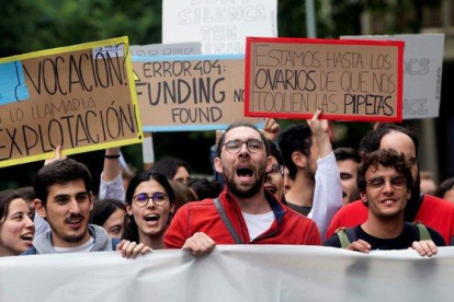 Personal docente e investigadores se manifiestan en Barcelona contra la precariedad en su trabajo.