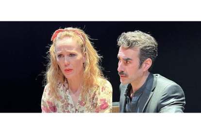 María Castro y Daniel Muriel en una escena de la obra. TXALO PRODUCCIONES