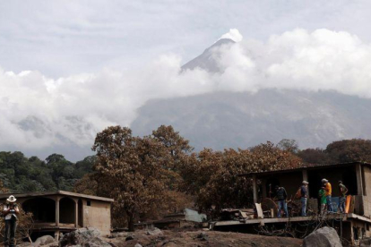 Trabajadores y residentes inspeccionan cómo ha quedado la zona de San Miguel en Guatemala tras la erupción del volcán de Fuego.