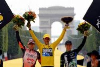 Alberto Contador ha sido coronado vencedor del Tour de Francia del 2007, después de cumplir el trámite del paseo por los Campos Elíseos de París.