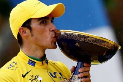 El joven ciclista madrileño, de 24 años, se convierte en el quinto español en lograr vencer la principal vuelta por etapas.