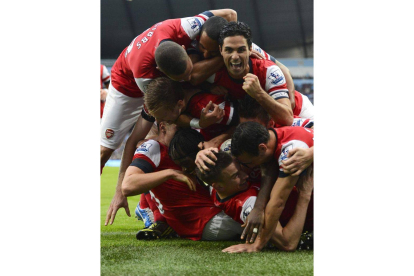 Los jugadores del Arsenal festejan el gol de Koscielny.