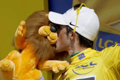 Contador ha mantenido el liderato con 23 segundos de ventaja sobre Cadel Evans. En París, será coronado ganador de otra polémica edición del Tour de Francia.