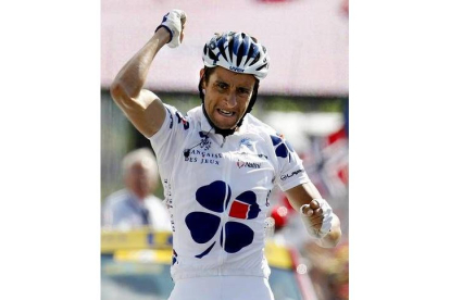 El francés Sandy Casar, de la Francaise des Jeux, ha estrenado su palmarés en el Tour de Francia al ganar la decimoctava etapa entre Cahors y Angulema, de 211 kilómetros, en la que el español Alberto Contador (Discovery), conservó el jersey amarillo de líder en espera de la decisiva contrarreloj del sábado, en la que se jugará la carrera.