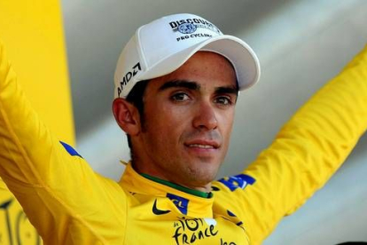 El corredor madrileño Alberto Contador se ha colocado como nuevo líder de la ronda gala tras el abandono de Rasmussen.