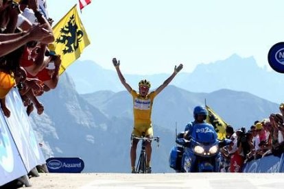 El danés Michael Rasmussen, del Rabobank, ha ganado la decimosexta etapa del Tour, última de montaña y ha consolidado su maillot amarillo tras haber descolgado en el último kilómetro al español Alberto Contador, que cedió 35 segundos y ahora está a 3.10.