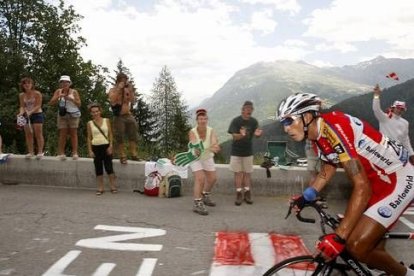 El colombiano Juan Mauricio Soler, del Barloworld, ha vuelto a poner al ciclismo de su país en el mapa del Tour de Francia al imponerse en la etapa reina de los Alpes, la del mítico Galibier, en una jornada en la que Oscar Pereiro ha perdido más de tres minutos.